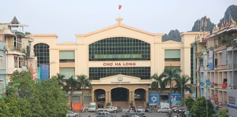 Gh&eacute; chợ Hạ Long để mua những thức qu&agrave; đặc sản trong h&agrave;nh tr&igrave;nh tham quan Hạ Long&nbsp;